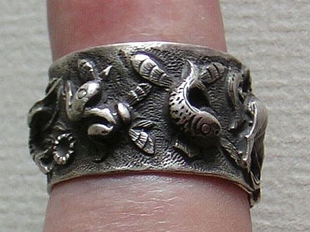 Ring with a lion and aquatic creatures – (9168)